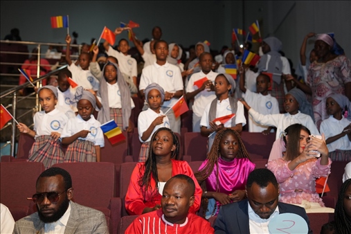 現(xiàn)場(chǎng)觀眾與決賽選手熱情互動(dòng)。中國(guó)石油非洲公司供圖