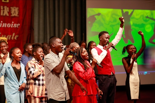 孔子學(xué)院的同學(xué)們演唱中文歌曲《明天會(huì)更好》。中國(guó)石油非洲公司供圖