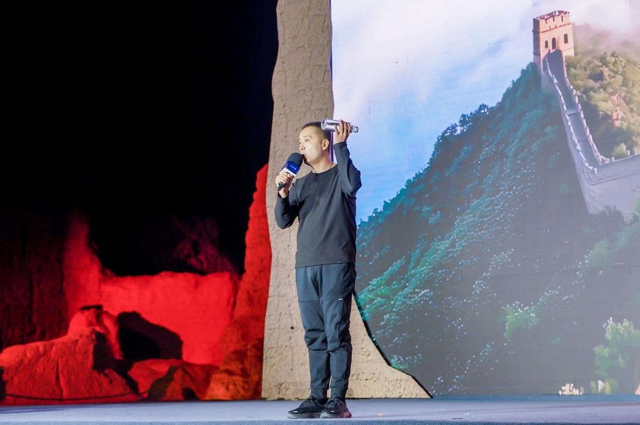 李剛在“何以中國·五星出東方”網(wǎng)絡(luò)主題宣傳活動現(xiàn)場演講。人民視頻供圖