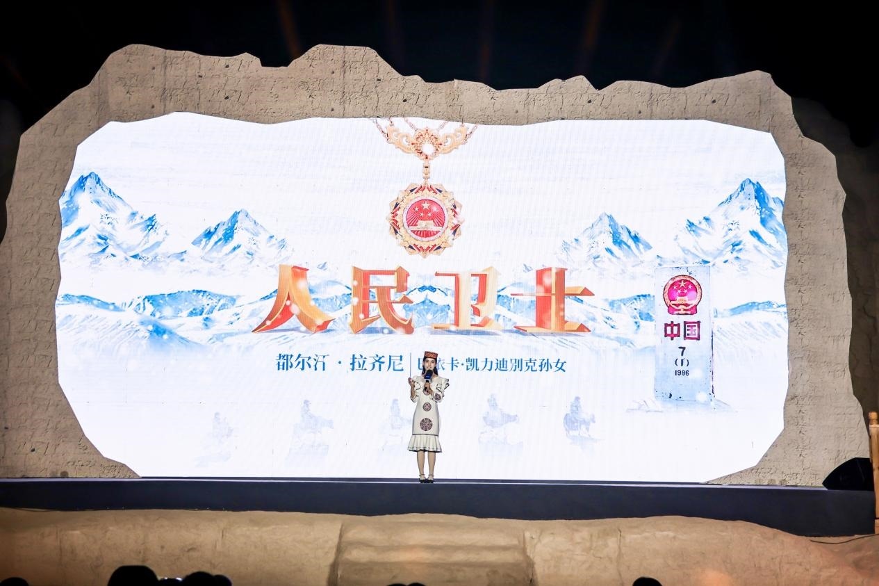 都爾汗·拉齊尼在“何以中國·五星出東方”網(wǎng)絡(luò)主題宣傳活動現(xiàn)場演講。人民視頻供圖