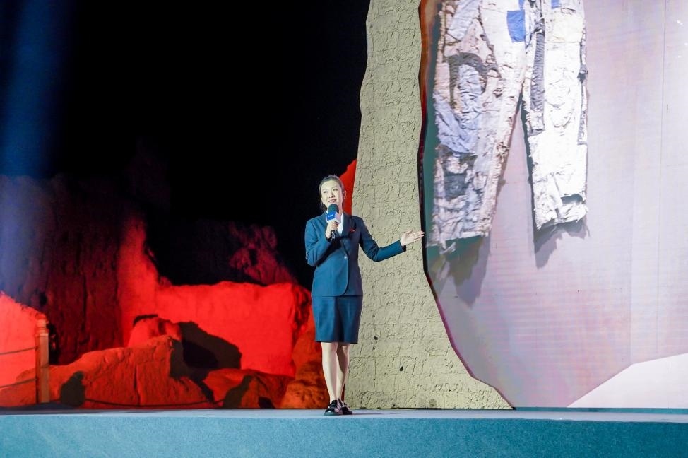 顧晨葉在“何以中國·五星出東方”網(wǎng)絡(luò)主題宣傳活動現(xiàn)場演講。人民視頻供圖