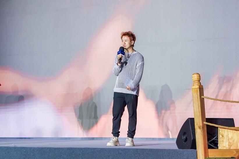 安鐘旭在“何以中國·五星出東方”網(wǎng)絡(luò)主題宣傳活動現(xiàn)場演講。人民視頻供圖