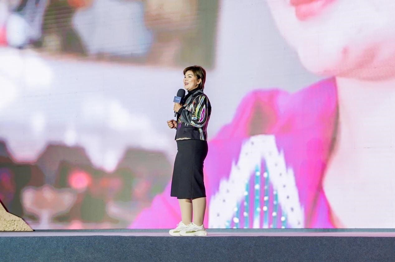 如克亞木·麥提賽地在“何以中國·五星出東方”網(wǎng)絡(luò)主題宣傳活動現(xiàn)場演講。人民視頻供圖