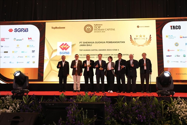 國(guó)能印尼爪哇發(fā)電公司董事長(zhǎng)趙志剛（左四）與其他獲獎(jiǎng)?wù)吆嫌?。?guó)能印尼爪哇發(fā)電公司供圖