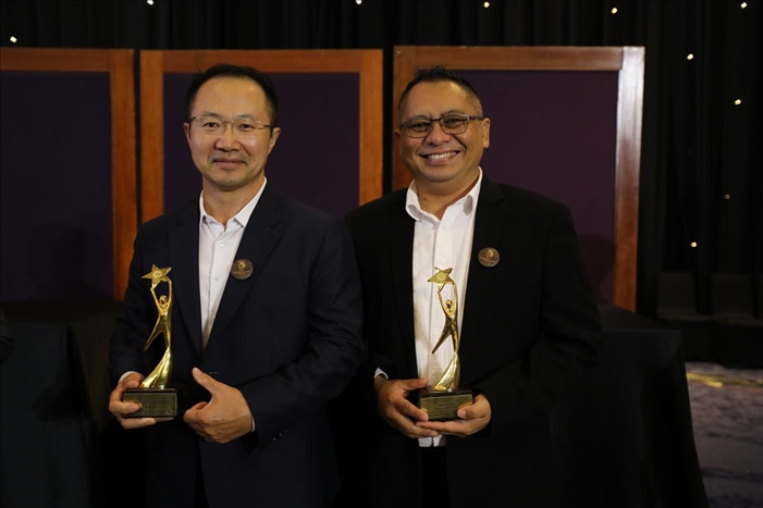 趙志剛與多迪獲獎(jiǎng)后合影。國(guó)能印尼爪哇發(fā)電公司供圖