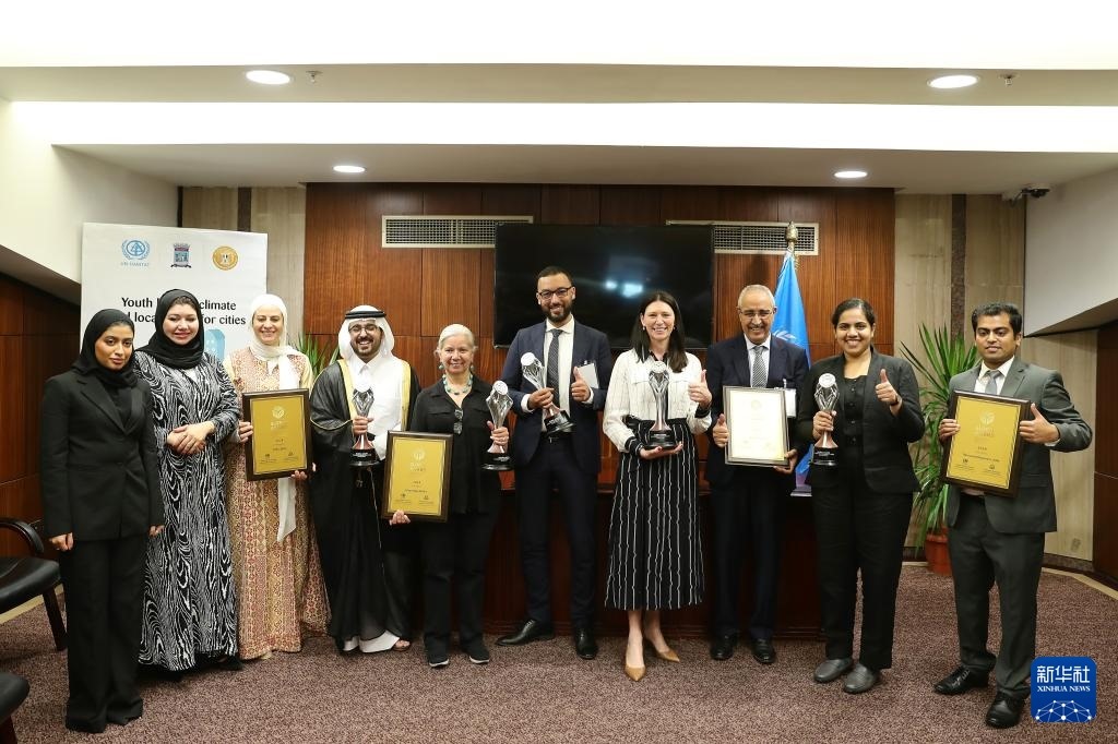 10月31日，在埃及亞歷山大，獲得第二屆全球可持續(xù)發(fā)展城市獎（上海獎）的城市代表合影。新華社記者 王東震 攝