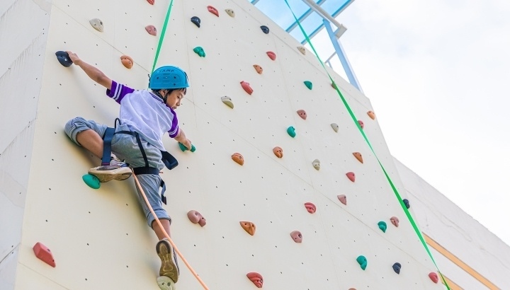 浙江臺州，正在學習攀巖課程的小學生