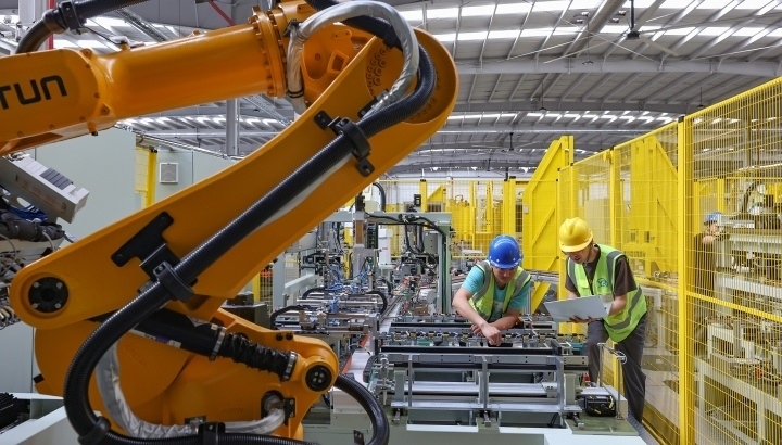 江蘇昆山，智能生產(chǎn)線上人機協(xié)同作業(yè)