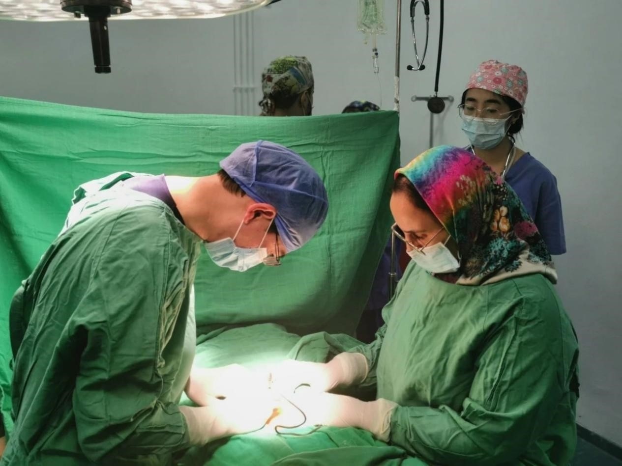 中國(guó)醫(yī)療隊(duì)員與當(dāng)?shù)蒯t(yī)生合作開(kāi)展手術(shù)。第196批中國(guó)援助摩洛哥醫(yī)療隊(duì)塞達(dá)特分隊(duì)供圖