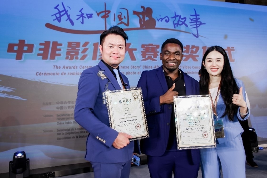 王曉樂（中）與其他嘉賓合影。主辦方供圖