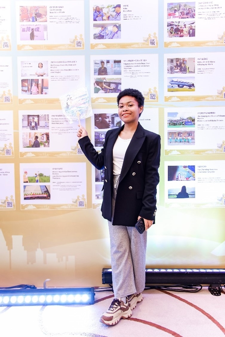 愈靈兒和她的作品合影。主辦方供圖