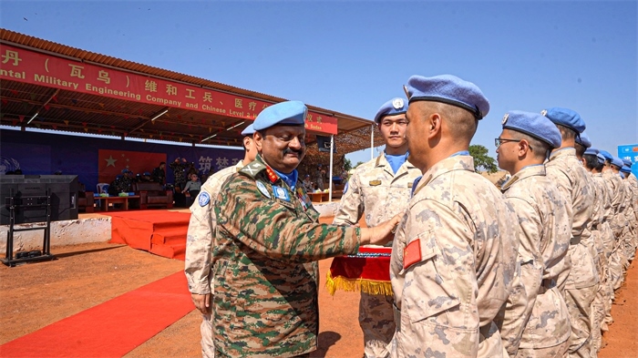 聯(lián)南蘇團(tuán)部隊(duì)司令莫漢中將為維和官兵授勛。秦貴君攝