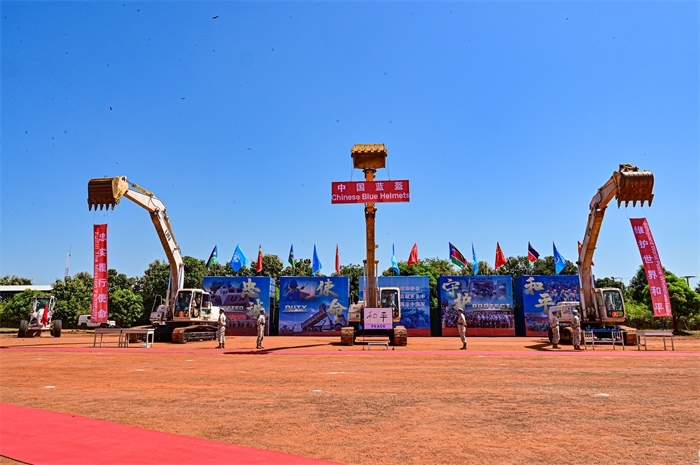 工程機(jī)械特技展示。王軍杰攝