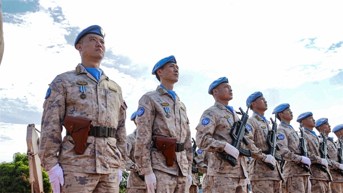 維和官兵整齊列隊(duì)。鄧原淘攝