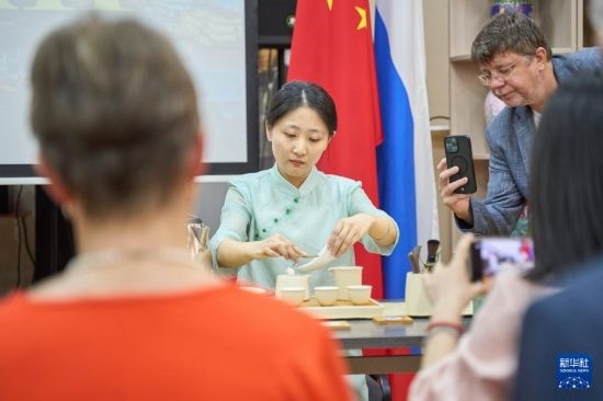 這是11月2日在俄羅斯符拉迪沃斯托克的活動(dòng)現(xiàn)場(chǎng)拍攝的茶藝表演。新華社發(fā)（郭飛洲攝）