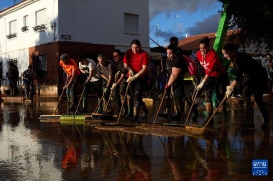 11月2日，居民在西班牙烏鐵爾清理房屋。新華社記者 孟鼎博 攝