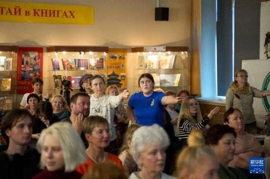 11月2日，來(lái)賓在俄羅斯符拉迪沃斯托克的活動(dòng)現(xiàn)場(chǎng)模仿八段錦的動(dòng)作。新華社發(fā)（郭飛洲攝）