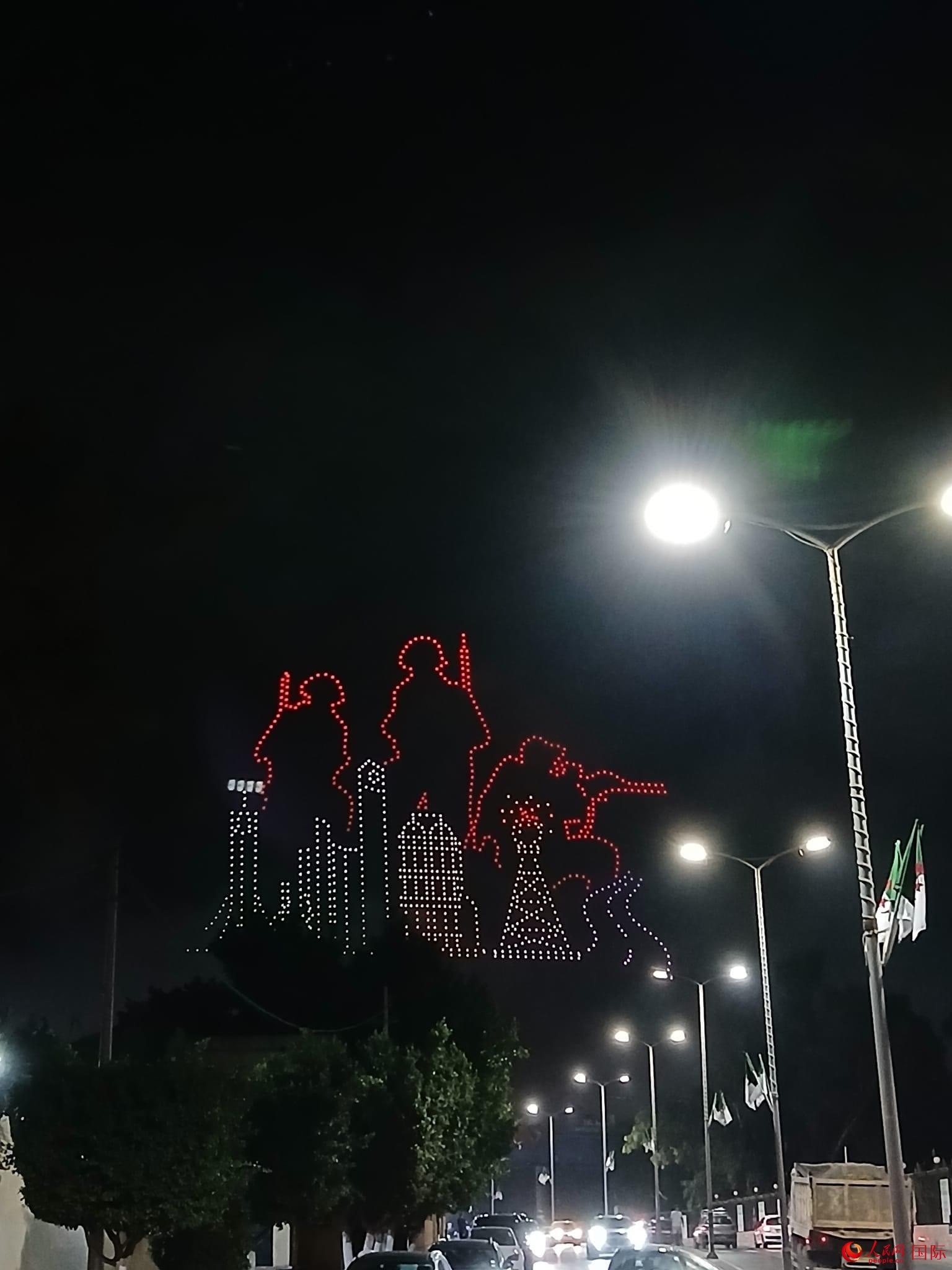 無人機隊形在空中變幻出圖案與文字 人民網記者 郝瑞敏攝