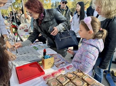 活動(dòng)現(xiàn)場(chǎng)外賓體驗(yàn)中國(guó)書(shū)法。 中國(guó)駐保加利亞大使館供圖。