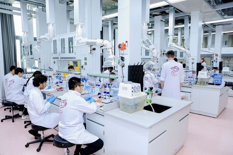 中外學(xué)生同堂做實驗。深北莫供圖