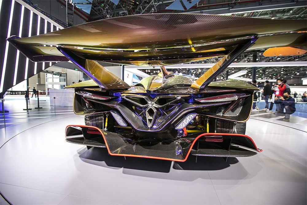 2020年11月5日，上海，來自德國的全球首款全碳纖維跑車亮相進(jìn)博會(huì)。該車總重量只有1250KG。