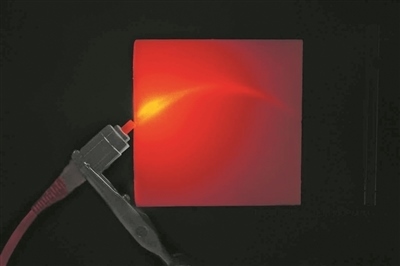 帶有彎曲通道的3D打印材料能引導(dǎo)并散射光。圖片來源：英國格拉斯哥大學