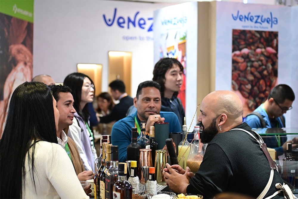 2023年11月9日，上海，觀眾在進(jìn)博會(huì)委內(nèi)瑞拉館參觀、交流、洽談。