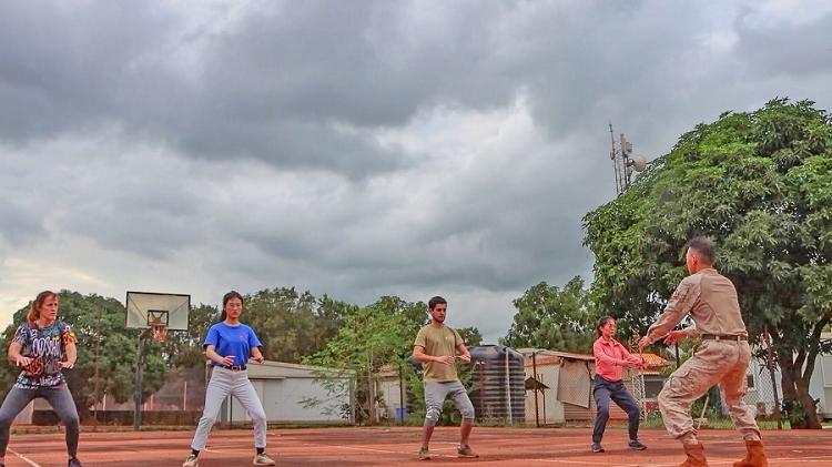 認(rèn)真學(xué)習(xí)動(dòng)作。孫亞斌 攝