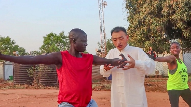 細(xì)心指導(dǎo)動(dòng)作。馬騫攝