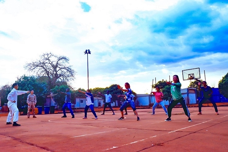 示范標(biāo)準(zhǔn)動(dòng)作。鄧原淘攝