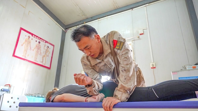 體驗(yàn)中醫(yī)推拿。王軍杰攝