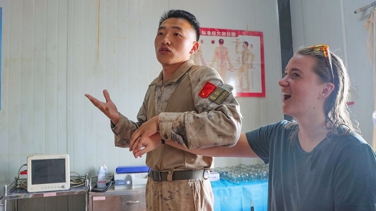 體驗(yàn)中醫(yī)針灸。羅詩(shī)穎攝