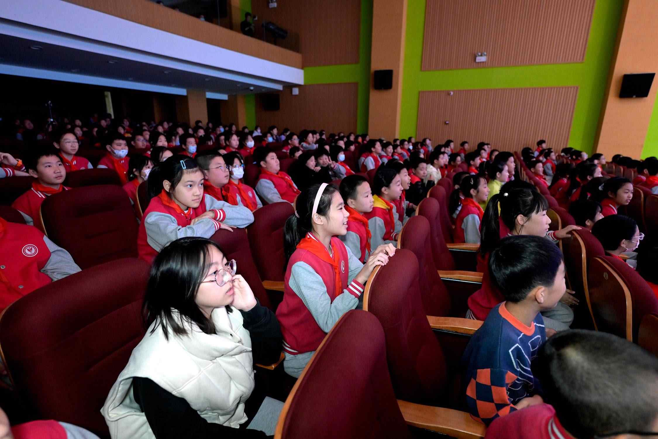 花校區(qū)學生現(xiàn)場歡呼照片。主辦方供圖