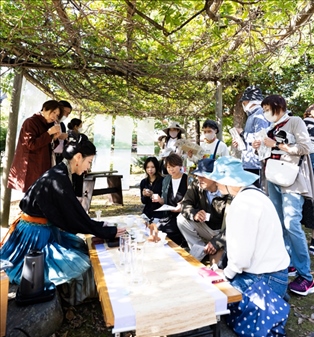 游客們?cè)谡憬w驗(yàn)區(qū)品茶。