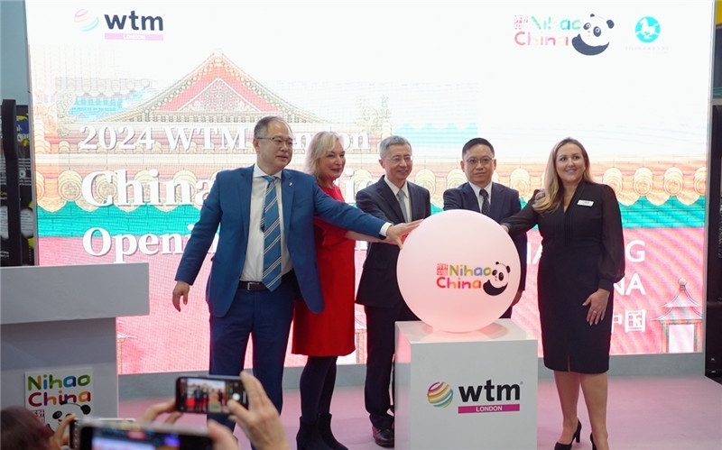 中外嘉賓為中國(guó)館開(kāi)幕點(diǎn)亮水晶球。吳若鳴攝