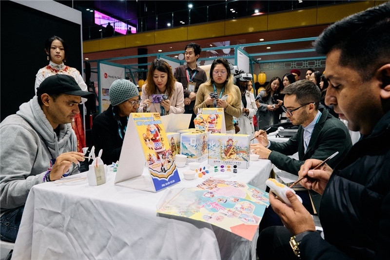 觀眾參加“兔兒爺”手工坊。楊浩鵬攝