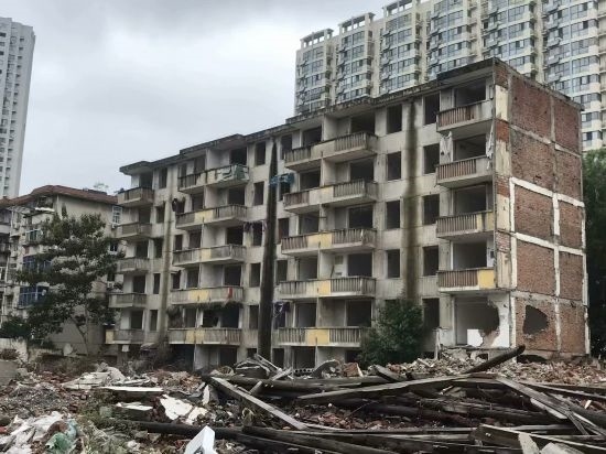 圖為拆遷中的合肥儀表廠宿舍。 合肥市蕪湖路街道 提供