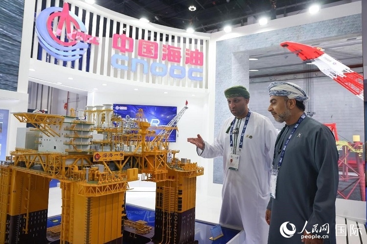 觀眾在中國海油展臺(tái)參觀。人民網(wǎng)記者 任皓宇攝
