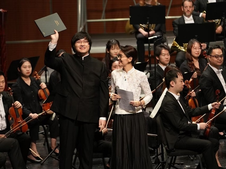 小澤征良向俞潞贈(zèng)送小澤征爾使用過(guò)的《第五交響曲》樂(lè)譜。演出方供圖