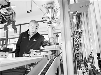 郭海青在檢查車床加工設(shè)備。 受訪者供圖