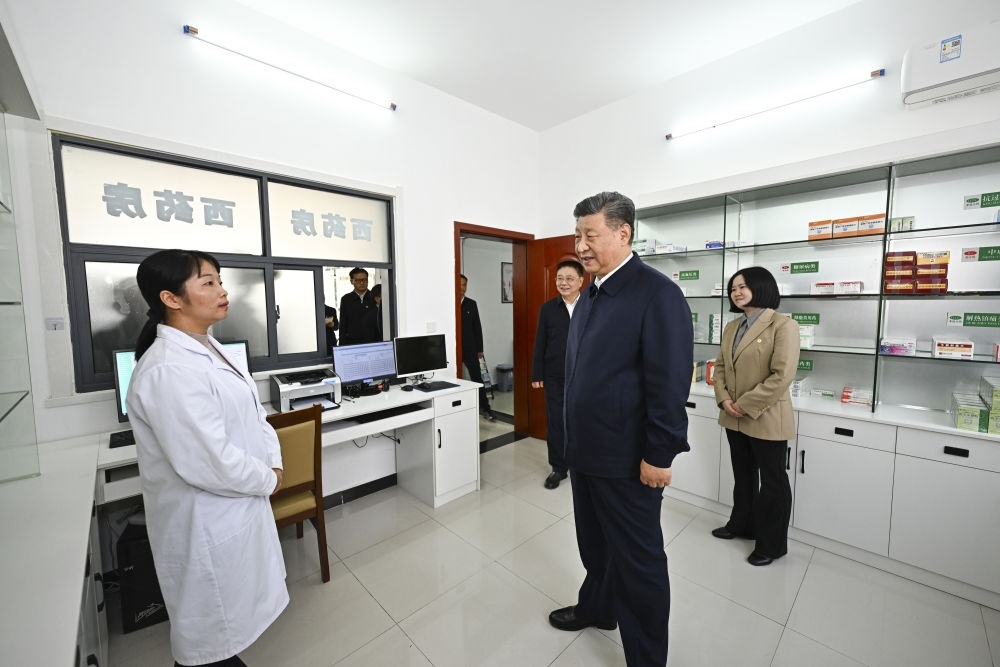 2024年11月5日，習(xí)近平在湖北省咸寧市嘉魚縣潘家灣鎮(zhèn)四邑村衛(wèi)生室考察。習(xí)近平指出：“要進(jìn)一步加強(qiáng)黨建引領(lǐng)，抓住‘一老一小’這個(gè)重點(diǎn)，更加精準(zhǔn)有效地為群眾排憂解難?！? width=