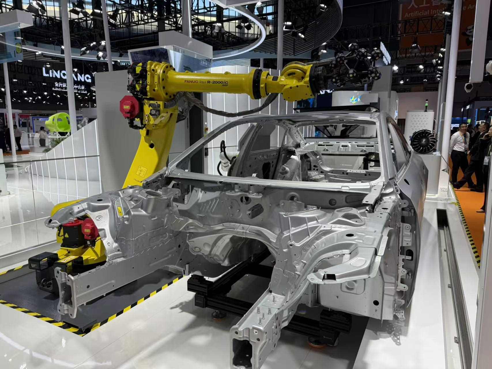 在汽車制造展區(qū)，高精度智能檢測(cè)裝備正在模擬檢測(cè)汽車車身。人民網(wǎng)記者 王仁宏攝