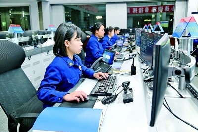  廣東省廣州市消防救援支隊(duì)指揮中心的接警調(diào)度員24小時(shí)待命。圖片由國(guó)家消防救援局提供