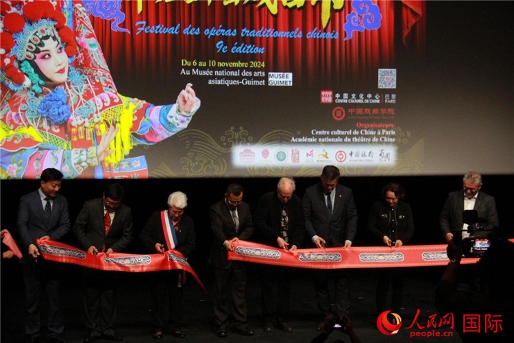 戲劇節(jié)開幕剪彩。人民網(wǎng)記者 尚凱元攝