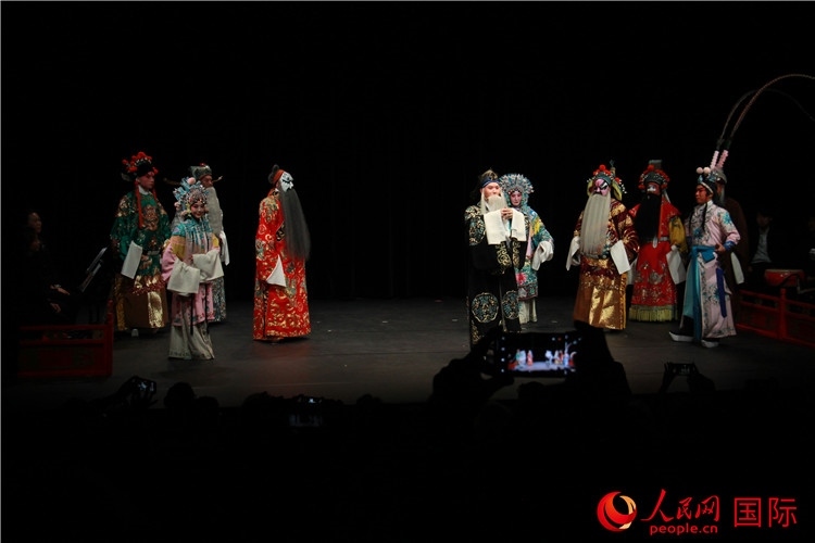 演員向觀眾謝幕。人民網(wǎng)記者 尚凱元攝