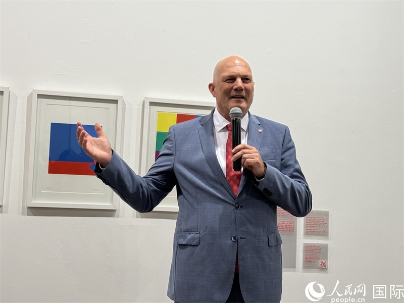 11月8日，瑞士駐華大使白瑞誼在“瑞士經(jīng)典設(shè)計(jì)展”開幕式上發(fā)表致辭。（人民網(wǎng) 謝瑩攝）