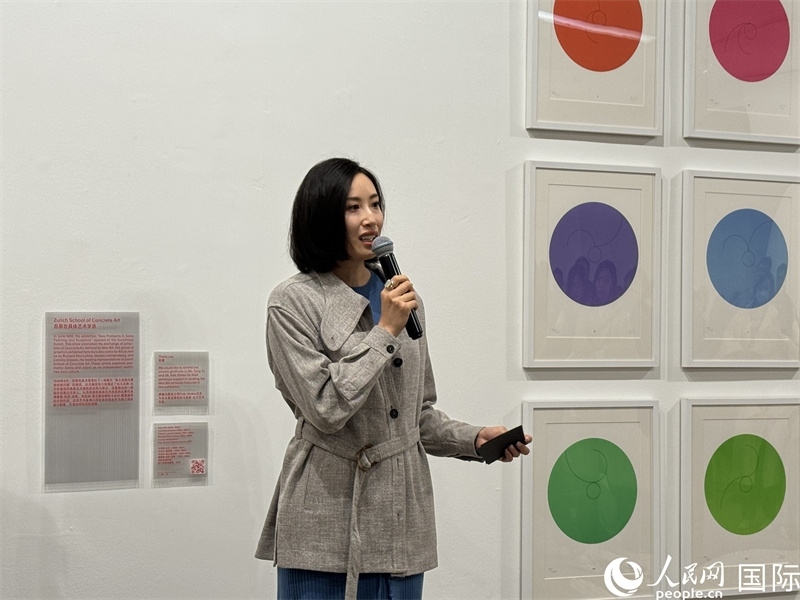 11月8日，今日美術(shù)館館長張然在“瑞士經(jīng)典設(shè)計(jì)展”開幕式上發(fā)表致辭。（人民網(wǎng) 謝瑩攝）