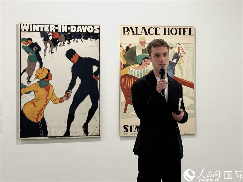 11月8日，“瑞士經(jīng)典設(shè)計(jì)展”策展人言照壁向與會(huì)嘉賓導(dǎo)覽。（人民網(wǎng) 謝瑩攝）