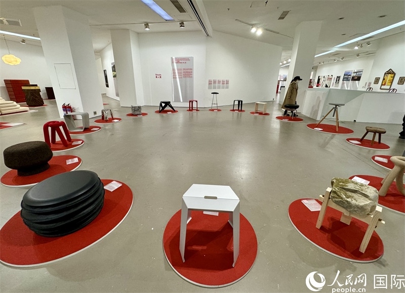 11月8日，瑞士經(jīng)典設(shè)計(jì)展現(xiàn)場。（人民網(wǎng) 謝瑩攝）