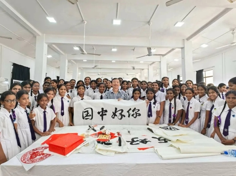 斯里蘭卡學(xué)生在系列活動(dòng)中學(xué)習(xí)中國書法。圖片由主辦方提供